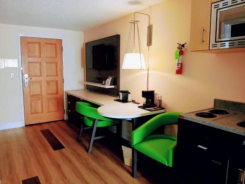 Queen Room with Sofa and Stovetop del hotel Tiki Resort - Lake George. Foto 3