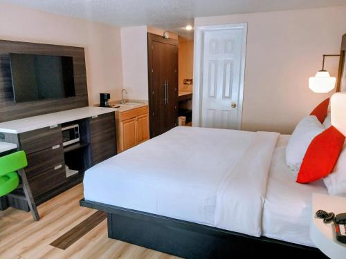 Habitación con cama extragrande y bañera de hidromasaje del hotel Tiki Resort - Lake George. Foto 2