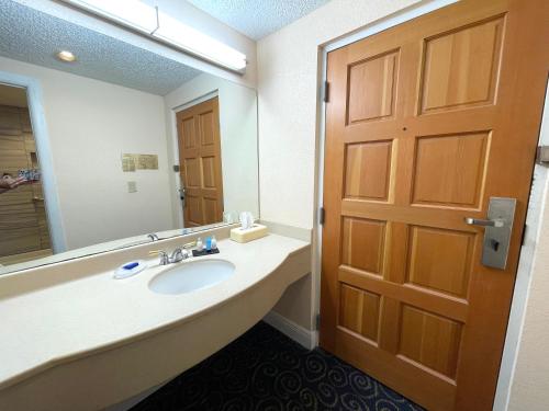 Habitación con 2 camas grandes y ducha a ras de suelo del hotel Tiki Resort - Lake George. Foto 1