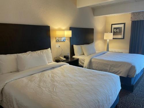 Habitación Deluxe con 2 camas grandes del hotel Tiki Resort - Lake George