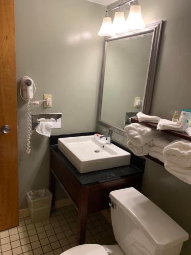 Habitación Deluxe con 2 camas grandes del hotel Tiki Resort - Lake George. Foto 3