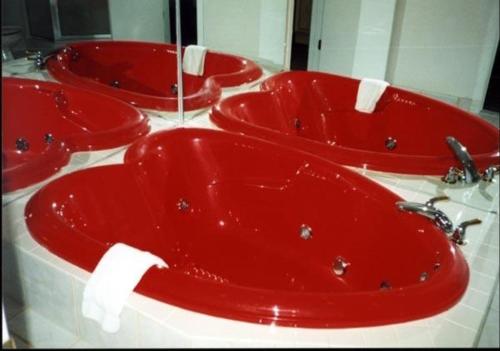 Habitación con cama extragrande y bañera de hidromasaje del hotel Tiki Resort - Lake George. Foto 3