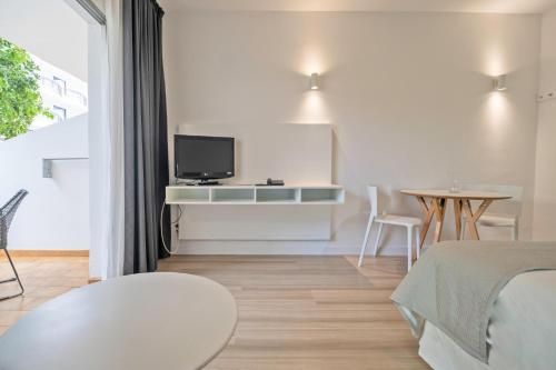 Estudio Balcón o Terraza Vista ciudad 2 Camas individuales del hotel Coral California. Foto 6