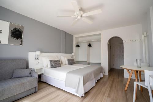 Estudio Vista Piscina Balcón o Terraza 2 Camas individuales del hotel Coral California. Foto 1