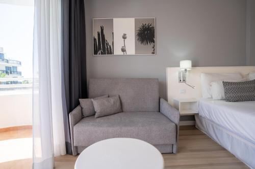 Estudio Vista Piscina Balcón o Terraza 2 Camas individuales del hotel Coral California. Foto 3