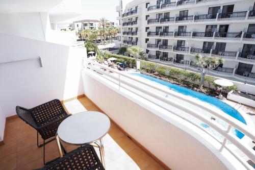 Estudio Vista Piscina Balcón o Terraza 2 Camas individuales del hotel Coral California. Foto 9