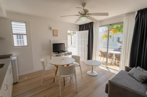 Apartamento Balcón o Terraza 1 habitación Vista ciudad 2 Camas individuales del hotel Coral California. Foto 6