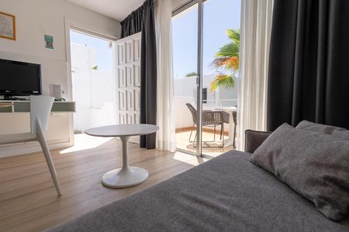 Apartamento Balcón o Terraza 1 habitación Vista ciudad 2 Camas individuales del hotel Coral California. Foto 7