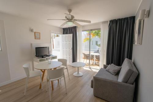 Apartamento Balcón o Terraza 1 habitación Vista ciudad 2 Camas individuales del hotel Coral California. Foto 8