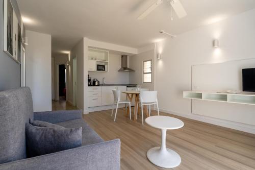 Apartamento Balcón o Terraza 1 habitación Vista ciudad 2 Camas individuales del hotel Coral California. Foto 10