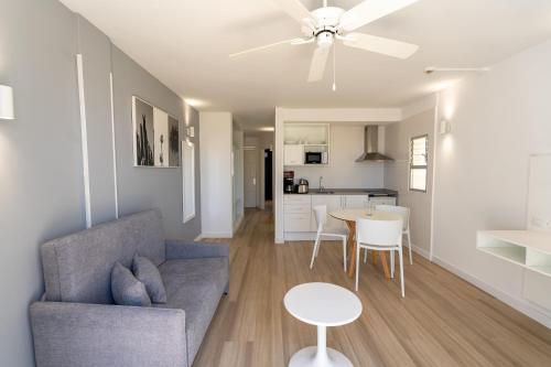 Apartamento Balcón o Terraza 1 habitación Vista ciudad 2 Camas individuales del hotel Coral California. Foto 11