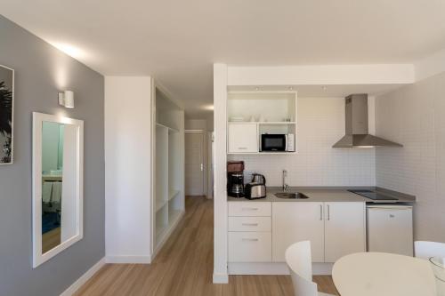 Apartamento Balcón o Terraza 1 habitación Vista ciudad 2 Camas individuales del hotel Coral California. Foto 18