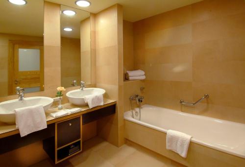 Habitación Doble Estándar - 1 o 2 camas del hotel Roca Nivaria Gran. Foto 2