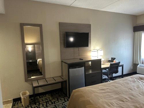 Habitación Doble con cama extragrande - No fumadores del hotel Quality Inn Rochester West. Foto 5