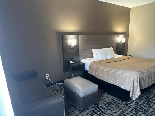 Habitación Doble con cama extragrande - No fumadores del hotel Quality Inn Rochester West. Foto 6