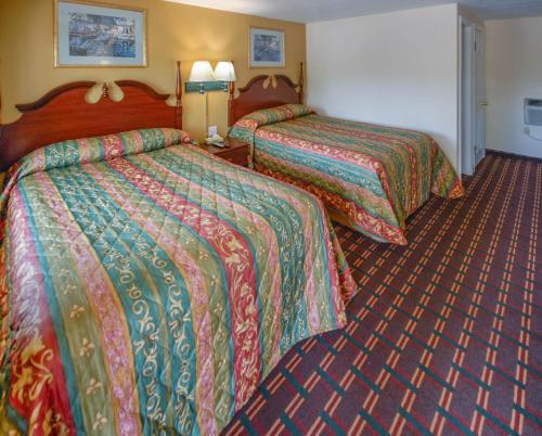 Habitación Queen con 2 camas Queen del hotel Budget Inn Watkins Glen. Foto 1