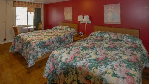 Habitación Queen con 2 camas Queen del hotel Budget Inn Watkins Glen. Foto 2