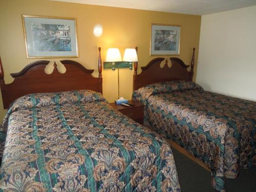 Habitación Doble Estándar con 2 camas dobles del hotel Budget Inn Watkins Glen. Foto 1