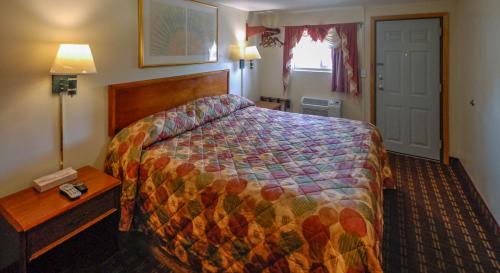 Habitación estándar con cama King del hotel Budget Inn Watkins Glen. Foto 2