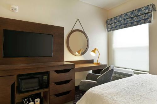 King Room with Sofa Bed and Study - Non - Smoking del hotel Hampton Inn Binghamton/johnson City. Foto 4