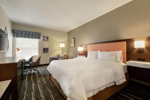 King Room with Sofa Bed and Study - Non - Smoking del hotel Hampton Inn Binghamton/johnson City. Foto 5