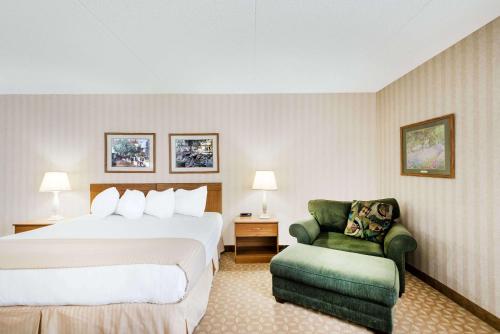 Suite Estudio - 1 cama extragrande - No fumadores del hotel Ramada By Wyndham Watertown/thousand Islands Ny. Foto 1