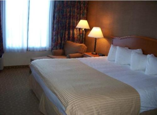 Habitación con cama extragrande - No fumadores del hotel Ramada By Wyndham Watertown/thousand Islands Ny. Foto 3