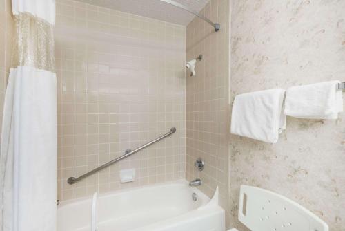 Queen Room with Bathtub - Mobility/Hearing Accessible - Non - Smoking del hotel Ramada By Wyndham Watertown/thousand Islands Ny