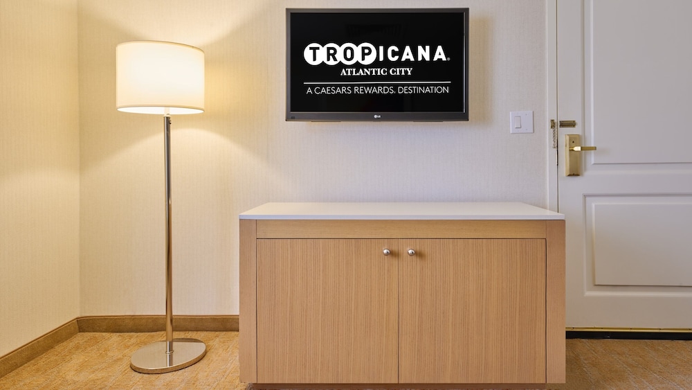 NORTH JUNIOR SUITE 1 KING NON - SMOKING del hotel Tropicana Atlantic City. Foto 2