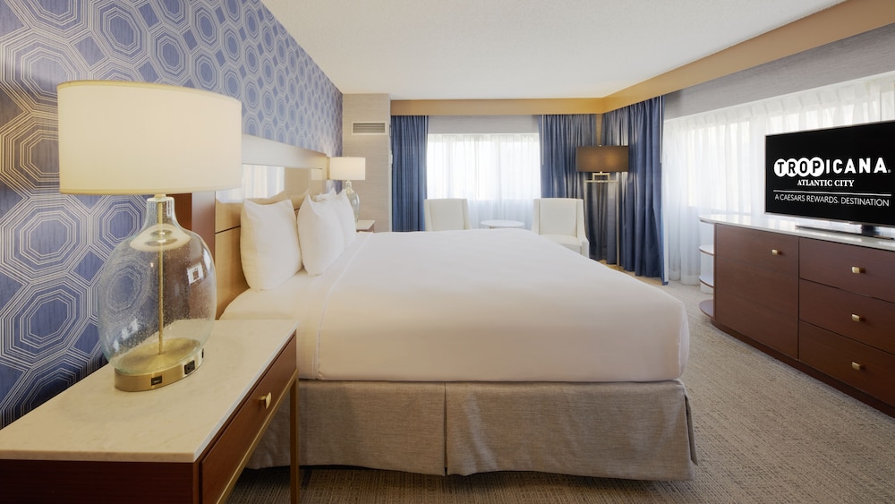 SOUTH DELUXE ROOM 1 KING NON - SMOKING del hotel Tropicana Atlantic City