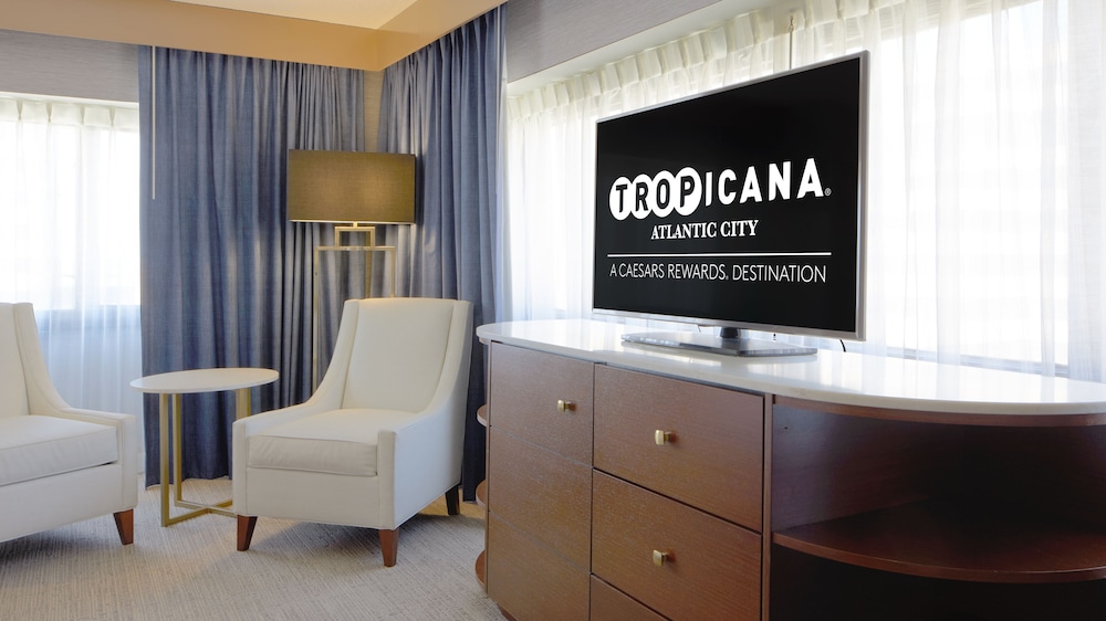 SOUTH OCEAN VIEW DELUXE ROOM 1 KING NON - SMOKING del hotel Tropicana Atlantic City. Foto 1