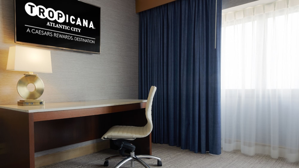 SOUTH ONE BEDROOM SUITE 1 KING NON - SMOKING del hotel Tropicana Atlantic City. Foto 1