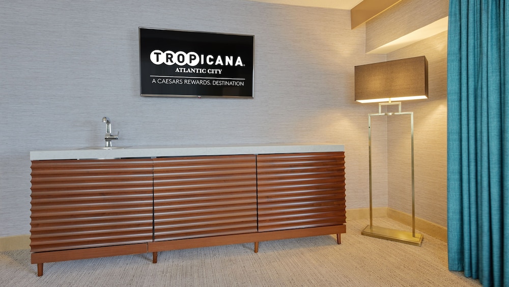 SOUTH ONE BEDROOM SUITE 1 KING NON - SMOKING del hotel Tropicana Atlantic City. Foto 3