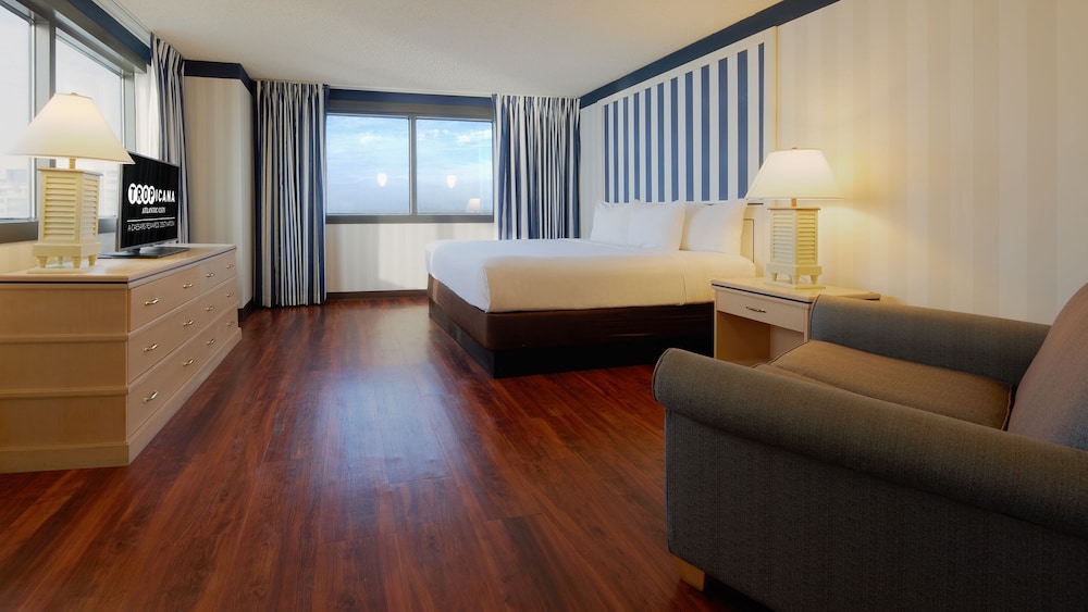 WEST ONE BEDROOM SUITE 1 KING NON - SMOKING del hotel Tropicana Atlantic City. Foto 2
