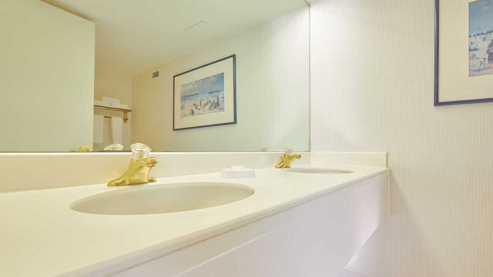 WEST ONE BEDROOM SUITE 1 KING NON - SMOKING del hotel Tropicana Atlantic City. Foto 3