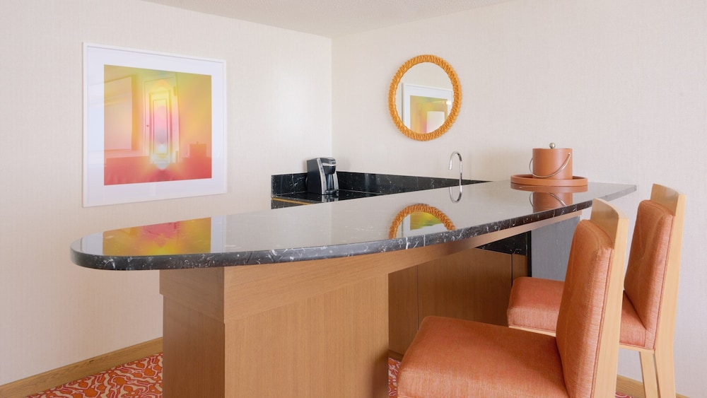 NORTH ONE BEDROOM SUITE KING NON - SMOKING del hotel Tropicana Atlantic City. Foto 2