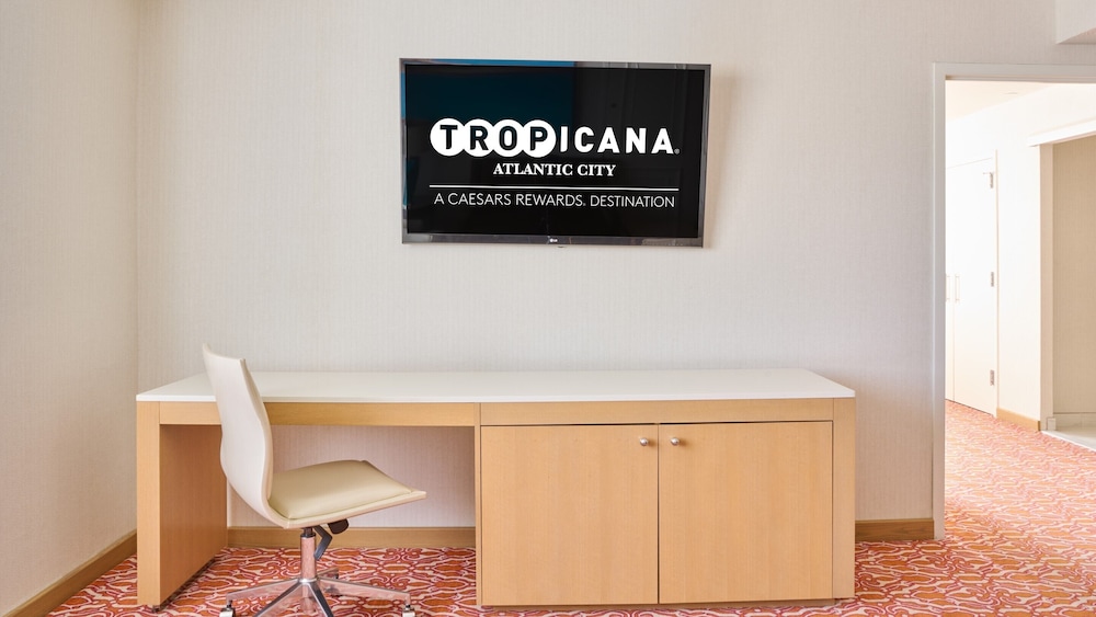NORTH ONE BEDROOM SUITE KING SMOKING del hotel Tropicana Atlantic City
