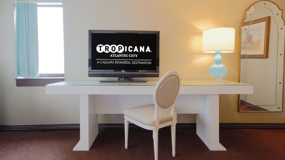 CHELSEA CLASSIC ROOM 1 KING NON - SMOKING del hotel Tropicana Atlantic City. Foto 2