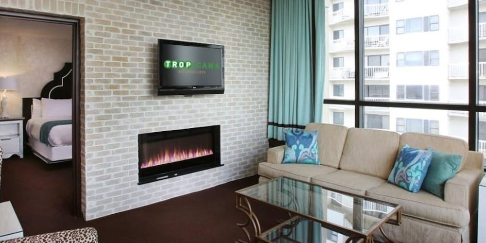 CHELSEA ONE BEDROOM SUITE 1 KING NON - SMOKING del hotel Tropicana Atlantic City. Foto 2