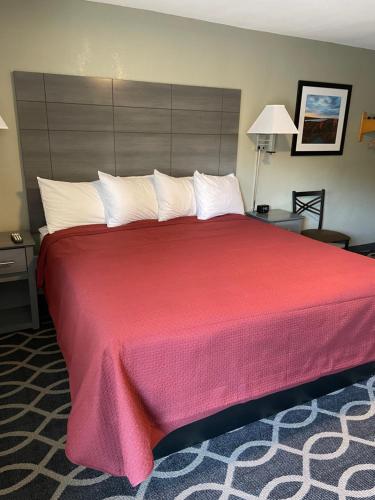 Habitación con cama extragrande del hotel Embassy Inn Ithaca