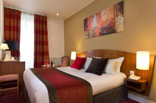 Habitación Doble acogedora del hotel Europe Hotel Paris Tour Eiffel. Foto 1