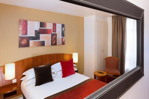 Habitación Doble acogedora del hotel Europe Hotel Paris Tour Eiffel. Foto 4