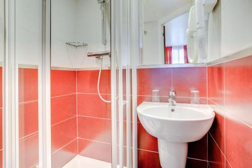 Habitación Doble acogedora del hotel Europe Hotel Paris Tour Eiffel. Foto 6