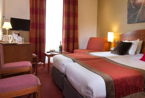 Habitación Twin Confort del hotel Europe Hotel Paris Tour Eiffel. Foto 2