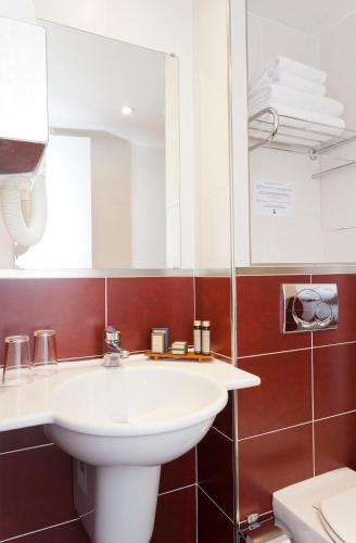 Habitación Triple del hotel Europe Hotel Paris Tour Eiffel