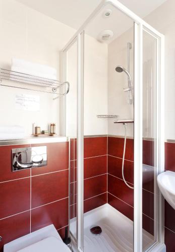 Habitación Triple del hotel Europe Hotel Paris Tour Eiffel. Foto 1