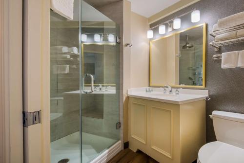 Habitación con cama grande del hotel Best Western Syracuse Downtown and Suites