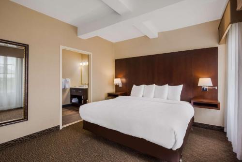 Suite Esquinera con cama extragrande del hotel Best Western Syracuse Downtown and Suites. Foto 2