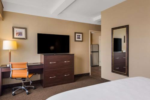 Suite Esquinera con cama extragrande del hotel Best Western Syracuse Downtown and Suites. Foto 6