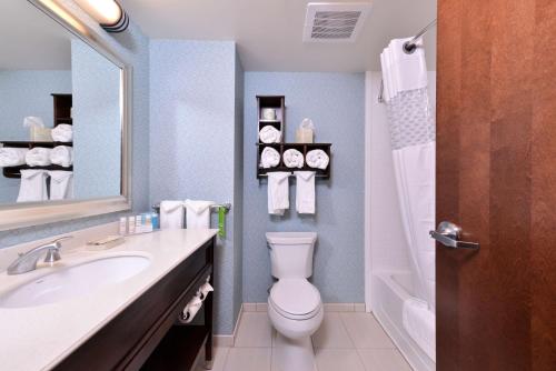 Habitación con cama extragrande - Adaptada para personas con discapacidad auditiva/no fumadores del hotel Hampton Inn Rome. Foto 2